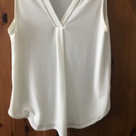 White sleeveless top, size M, Excellent condition ! - Picture 2 of 5